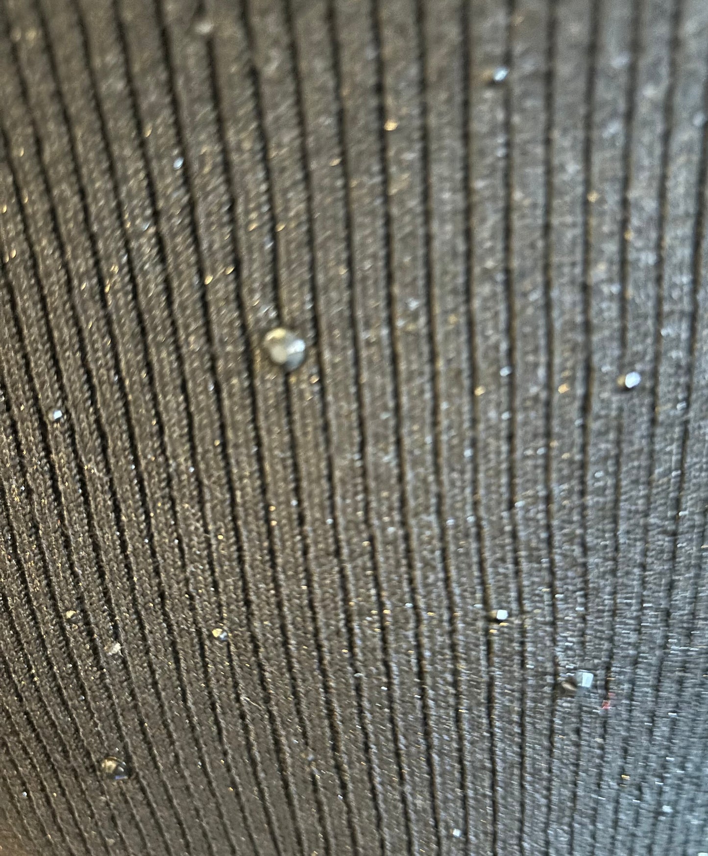 Zwart truitje met steentjes