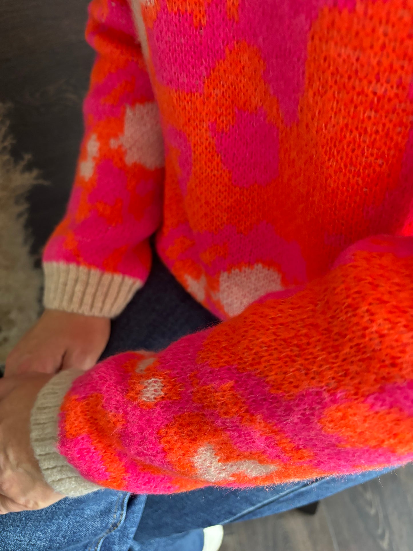 Roze trui met camouflage print